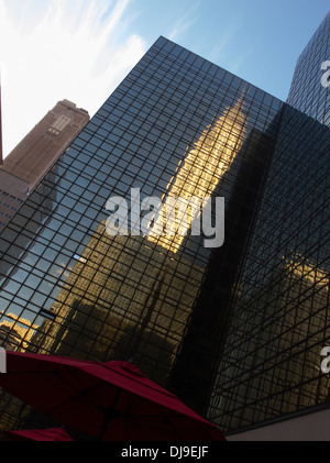 Glasfassade mit Reflexion des Chrysler building, Manhattan, New York, USA. Stockfoto