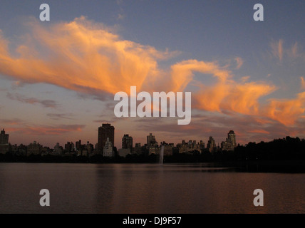 Wolken bei Sonnenuntergang über dem Jackie Onassis Reservoir im Central Park, New York. Stockfoto