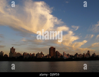 Wolken bei Sonnenuntergang über dem Jackie Onassis Reservoir im Central Park, New York. Stockfoto