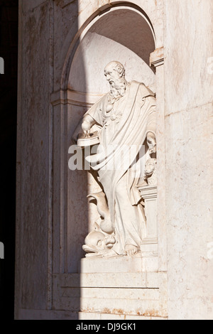 Eines der Statuen (der Rat) in der Fassade des Ajuda Nationalpalast. Lissabon, Portugal. Neoklassizistische Palast. Stockfoto