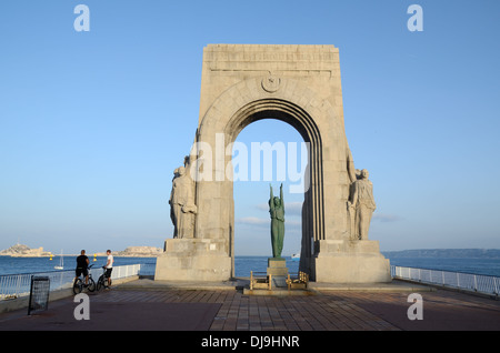 Art Deco Monument aux Morts d'Orient war Memorial (1927) in Vallon des Auffes and Bay of Marseille oder Marseille France Stockfoto