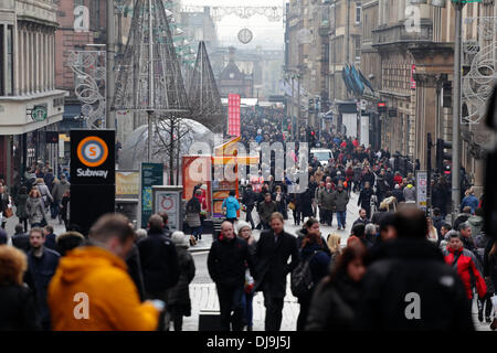 Buchanan Street, Glasgow, Schottland, Großbritannien, Montag, 25. November 2013. Einen Monat bis zum Weihnachtstag trotzen die Käufer dem kalten Wetter auf der Buchanan Street im Stadtzentrum von Glasgow auf der Suche nach Weihnachtsgeschenken Stockfoto