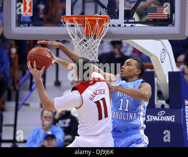 Uncasville, Connecticut, USA. 25. November 2013. 24. November 2013: North Carolina Tar Heels vorwärts Brice Johnson (11) verteidigt Louisville Cardinals vorwärts Luke Hancock (11) in der zweiten Hälfte des 2013 Basketball Hall Of Fame-Tip-off-Turnier Championship Games zwischen den Louisville Cardinals und den North Carolina Tar Heels im Mohegan Sun Arena. North Carolina besiegte Louisville 93-84 um die Naismith Halterung zu gewinnen. Anthony Nesmith/CSM/Alamy Live-Nachrichten Stockfoto