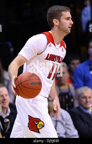 Uncasville, Connecticut, USA. 25. November 2013. 24. November 2013: Louisville Cardinals weiterleiten Luke Hancock (11) mit dem Ball in der zweiten Jahreshälfte 2013-Basketball Hall Of Fame-Tip-off-Turnier-Meisterschaftsspiel zwischen der Louisville Cardinals und den North Carolina Tar Heels im Mohegan Sun Arena. North Carolina besiegte Louisville 93-84 um die Naismith Halterung zu gewinnen. Anthony Nesmith/CSM/Alamy Live-Nachrichten Stockfoto