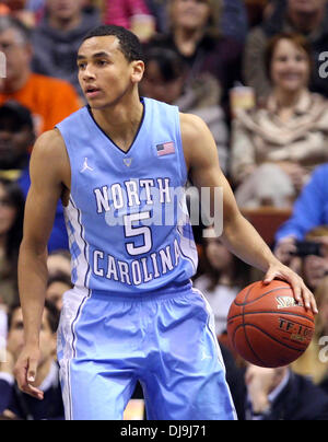 Uncasville, Connecticut, USA. 25. November 2013. 24. November 2013: North Carolina Tar Heels guard Marcus Paige (5) in Aktion während der 2013 Basketball Hall Of Fame-Tip-off-Turnier-Meisterschaftsspiel zwischen der Louisville Cardinals und den North Carolina Tar Heels im Mohegan Sun Arena. North Carolina besiegte Louisville 93-84 um die Naismith Halterung zu gewinnen. Anthony Nesmith/CSM/Alamy Live-Nachrichten Stockfoto