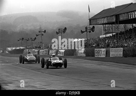 Stirling Moss gewann in Coooper T53-Climax und Graham Hill beendete 3. in BRM P48. Goodwood, England Ostern 3. April 1961. Stockfoto