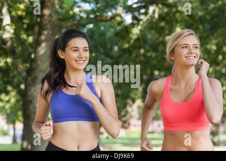Zwei sportliche Frauen in einem Park Joggen Stockfoto