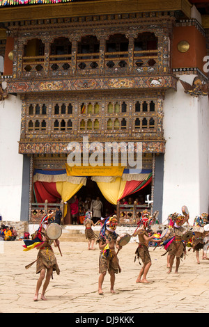 Bhutan, Phobjika, Gangte Goemba Tsechu Festivals Tänzerin im Hof vor der Gebetshalle Stockfoto