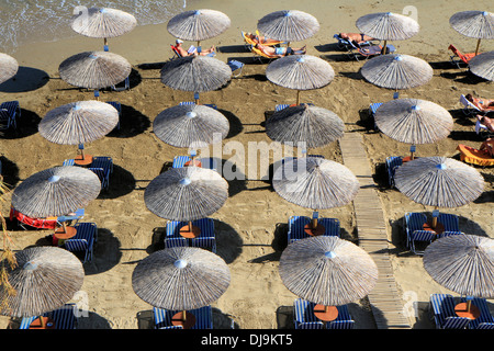 Luftaufnahme der Sonnenschirme, Strand von Georgioupolis auf der Nordseite von Kreta, Griechenland Stockfoto