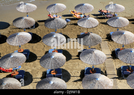 Luftaufnahme der Sonnenschirme, Strand von Georgioupolis auf der Nordseite von Kreta, Griechenland Stockfoto