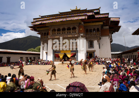 Bhutan, Phobjika, Gangte Goemba Tsechu Festivals Tänzer im Innenhof Stockfoto