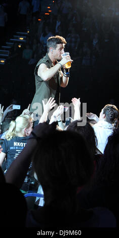 Joey McIntyre von New Kids On The Block immer ein Bier von einem Mitglied des Publikums während live in der O2 Arena. Hamburg, Deutschland - 09.05.2012 Stockfoto