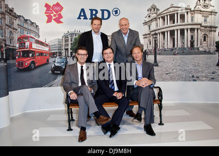 Gerd Gottlob, Walter Johannsen, Michael Antwerpes, Volker Herres und Gerhard Delling beim Fototermin für den deutschen TV-Programm "Olympia live" der 2012 Olympischen Spiele in London im Le Royal Meridien Hotel. Hamburg, Deutschland - 10.05.2012 Stockfoto