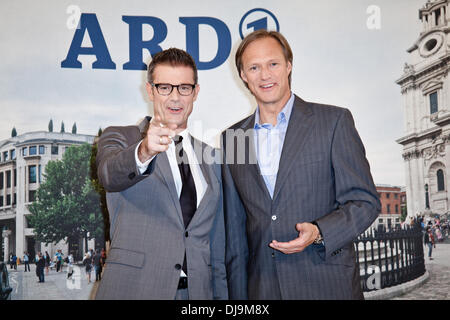 Michael Antwerpes und Gerhard Delling bei der Fototermin für das deutsche Fernsehen Programm "Olympia live" der 2012 Olympischen Spiele in London im Le Royal Meridien Hotel. Hamburg, Deutschland - 10.05.2012 Stockfoto