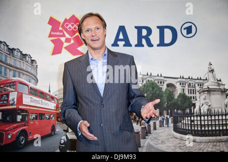 Gerhard Delling bei dem Fototermin für das deutsche TV-Programm "Olympia live" der 2012 Olympischen Spiele in London im Le Royal Meridien Hotel. Hamburg, Deutschland - 10.05.2012 Stockfoto