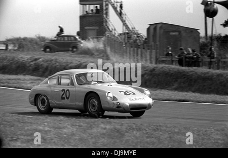 Graham Hill-Dan Gurneys Porsche-Abarth 356B Carrera GTL nach St. Marien in die Tourist Trophy, Goodwood, England 19. August 1961. Stockfoto