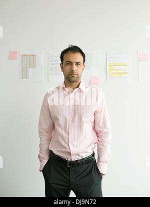 Geschäftsmann, stehend im Büro Stockfoto