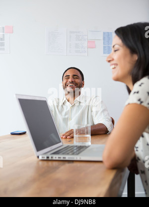Geschäftsleute, die lachend in treffen Stockfoto