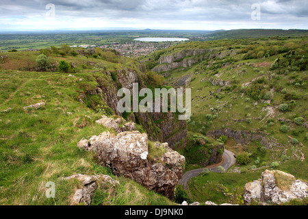 Sommer-Blick über die Kalksteinfelsen der Cheddar Gorge, Mendip Hügel, Somerset County, England, UK Stockfoto