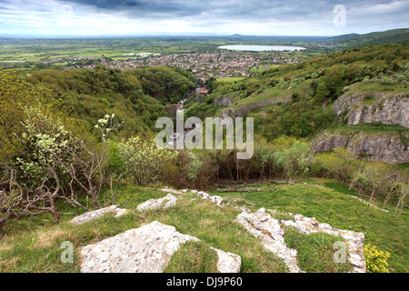 Sommer-Blick über die Kalksteinfelsen der Cheddar Gorge, Mendip Hügel, Somerset County, England, UK Stockfoto