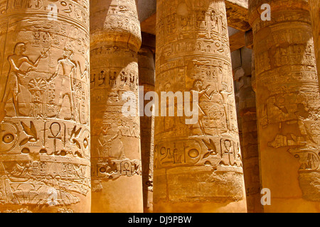 Nahaufnahme von Spalten in Hieroglyphen, Karnak, Ägypten behandelt. Stockfoto