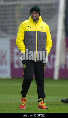 Dortmund, Deutschland. 25. November 2013. Dortmunds Trainer Juergen Klopp führt das letzte Training des Fußball-Bundesligisten Borussia Dortmund (BVB), bevor ihre Champions-League-match gegen SSC Neapel in Dortmund, Deutschland, 25. November 2013. BVB wird SSC Napoli am 26. November 2013 stellen. Foto: BERND THISSEN/Dpa/Alamy Live-Nachrichten Stockfoto