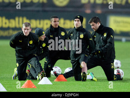 Dortmund, Deutschland. 25. November 2013. Dortmunds Sven Bender (L-R), Jonas Hofmann, Marian Sarr, Nuri Sahin und Sokratis erstrecken sich während der letzten Trainingseinheit von Bundesliga Fußballverein Borussia Dortmund (BVB) vor ihrem Champions-League-Spiel gegen SSC Neapel in Dortmund, Deutschland, 25. November 2013. BVB wird SSC Napoli am 26. November 2013 stellen. Foto: BERND THISSEN/Dpa/Alamy Live-Nachrichten Stockfoto