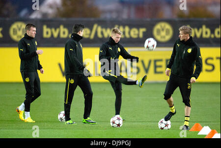 Dortmund, Deutschland. 25. November 2013. Dortmunds Kevin Grossßkreutz (L-R), Robert Lewandowski, Marco Reus Und Oliver Kirch in Aktion während der letzten Trainingseinheit des Fußball-Bundesligisten Borussia Dortmund (BVB) vor ihrem Champions-League-Spiel gegen SSC Neapel in Dortmund, Deutschland, 25. November 2013. BVB wird SSC Napoli am 26. November 2013 stellen. Foto: BERND THISSEN/Dpa/Alamy Live-Nachrichten Stockfoto