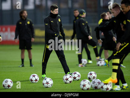 Dortmund, Deutschland. 25. November 2013. Dortmunder Robert Lewandowski (C) ist während der letzten Trainingseinheit von Bundesliga Fußballverein Borussia Dortmund (BVB) vor ihrem Champions-League-Spiel gegen SSC Neapel in Dortmund, Deutschland, 25. November 2013 abgebildet. BVB wird SSC Napoli am 26. November 2013 stellen. Foto: BERND THISSEN/Dpa/Alamy Live-Nachrichten Stockfoto