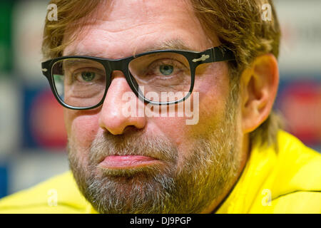 Dortmund, Deutschland. 25. November 2013. Dortmunds Trainer Juergen Klopp hält eine Pressekonferenz in Dortmund, Deutschland, 25. November 2013. BVB stellen SSC Napoli in einem Champions-League-Spiel am 26. November 2013. Foto: BERND THISSEN/Dpa/Alamy Live-Nachrichten Stockfoto