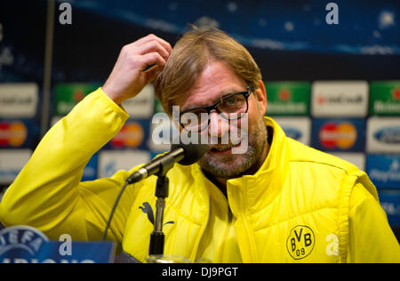 Dortmund, Deutschland. 25. November 2013. Dortmunds Trainer Juergen Klopp hält eine Pressekonferenz in Dortmund, Deutschland, 25. November 2013. BVB stellen SSC Napoli in einem Champions-League-Spiel am 26. November 2013. Foto: BERND THISSEN/Dpa/Alamy Live-Nachrichten Stockfoto