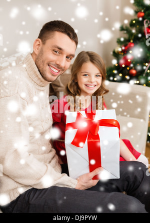 lächelnd, Vater und Tochter halten Geschenk-box Stockfoto