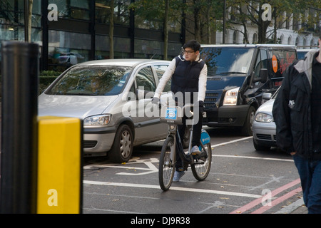 Mann auf Boris Fahrrad in London Verkehr Radfahren Stockfoto