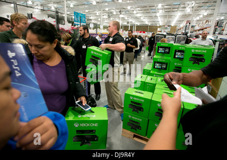 Menge an neuen COSTCO speichern zum reduzierten Preis auf der neuen XBox One nutzen Stockfoto