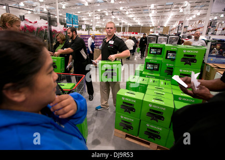 Menge an neuen COSTCO speichern zum reduzierten Preis auf der neuen XBox One nutzen Stockfoto