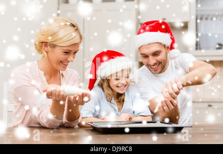 Happy Family im Santa Helfer Hüte machen cookies Stockfoto