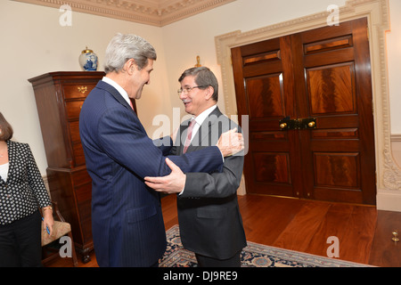 Secretary Kerry grüßt der türkische Außenminister Davutoglu Stockfoto