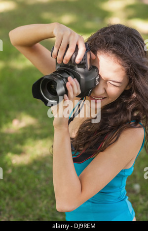 Vogelperspektive Blick auf Brünette junge Frau, die eine Aufnahme Stockfoto