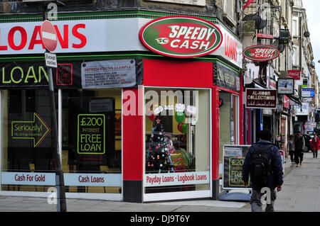 Ein Mann geht vorbei an Zahltag Darlehen Shop in Kilburn, London Stockfoto