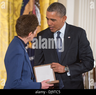 Sally Ride wird posthum von Präsident Barack Obama im Weißen Haus mit der Presidential Medal of Freedom ausgezeichnet. Ride war die erste amerikanische Frau im Weltraum und eine Vorreiterin für Frauen in Wissenschaft und Weltraumforschung. Stockfoto