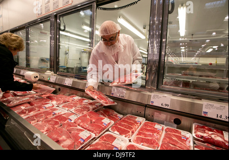 Hispanische Mitarbeiter tragen Lebensmittel Sicherheit Haarnetz Aktien mit Frischfleisch-Abteilung im neu eröffneten COSTCO Lager Einzelhandel Stockfoto