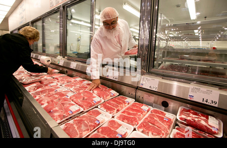 Hispanische Mitarbeiter tragen Lebensmittel Sicherheit Haarnetz Aktien mit Frischfleisch-Abteilung im neu eröffneten COSTCO Lager Einzelhandel Stockfoto