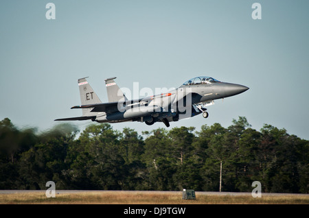 Eine f-15 aus der 40. Flight Test Squadron zieht für einen Training-Ausfall von Eglin Air Force Base, Florida 40. FTS ist verantwortlich für Entwicklungsstörungen Flugerprobung für f-15, f-16 s und A-10s für die 96. Test-Flügel. Stockfoto