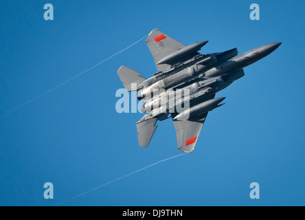 Eine f-15 aus der 40. Flight Test Squadron schwebt über der Basis Flightline nach einen Training Ausfall an Eglin Air Force Base, Florida Stockfoto