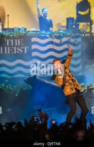 Miami, Florida, USA. 24. November 2013. MACKLEMORE und RYAN LEWIS treten bei American Airlines Arena in Miami, wo die Show, die AMAs live gegangen. Bildnachweis: Jason Koerner/ZUMAPRESS.com/Alamy Live-Nachrichten Stockfoto