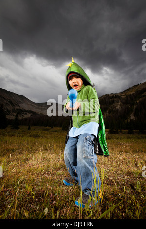 Fünf Jahre alten Jungen tragen ein Drachen cape Stockfoto