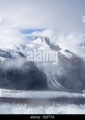 Alpiner Vergletscherung, Gornergletscher, Gornergletscher bei Zermatt in der Schweiz, Mittelmoränen auf der eisigen Oberfläche Stockfoto