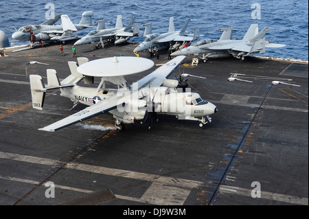 E - 2C Hawkeye zuvor zugewiesen, die Liberty Glocken von Carrier Airborne frühe Warnung Squadron (VAW) 115 landet auf dem Flug Stockfoto