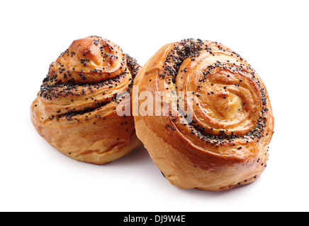 Süße Brötchen mit Mohn auf weißem Hintergrund Stockfoto
