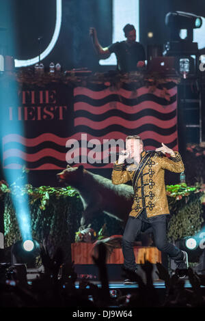 Miami, Florida, USA. 24. November 2013. MACKLEMORE und RYAN LEWIS treten bei American Airlines Arena in Miami, wo die Show, die AMAs live gegangen. Bildnachweis: Jason Koerner/ZUMAPRESS.com/Alamy Live-Nachrichten Stockfoto